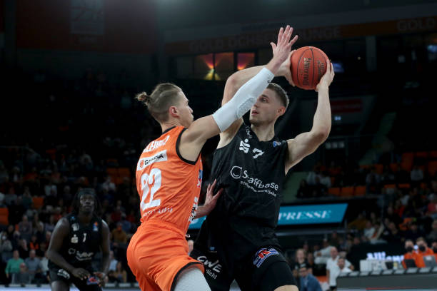 亚队在前4 亚队在前4